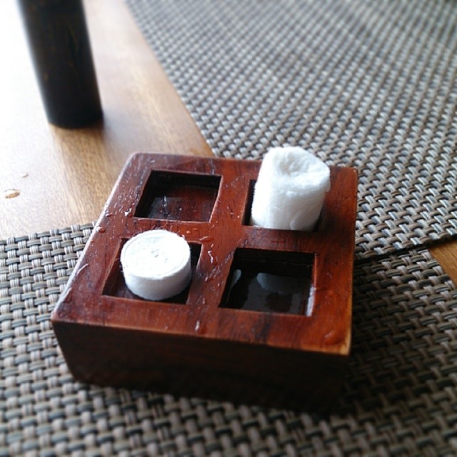 水に浸けて膨張させてから使用するペーパーオシボリ。お洒落〜。♪~(´ε` ) - バリ島インスタグラム